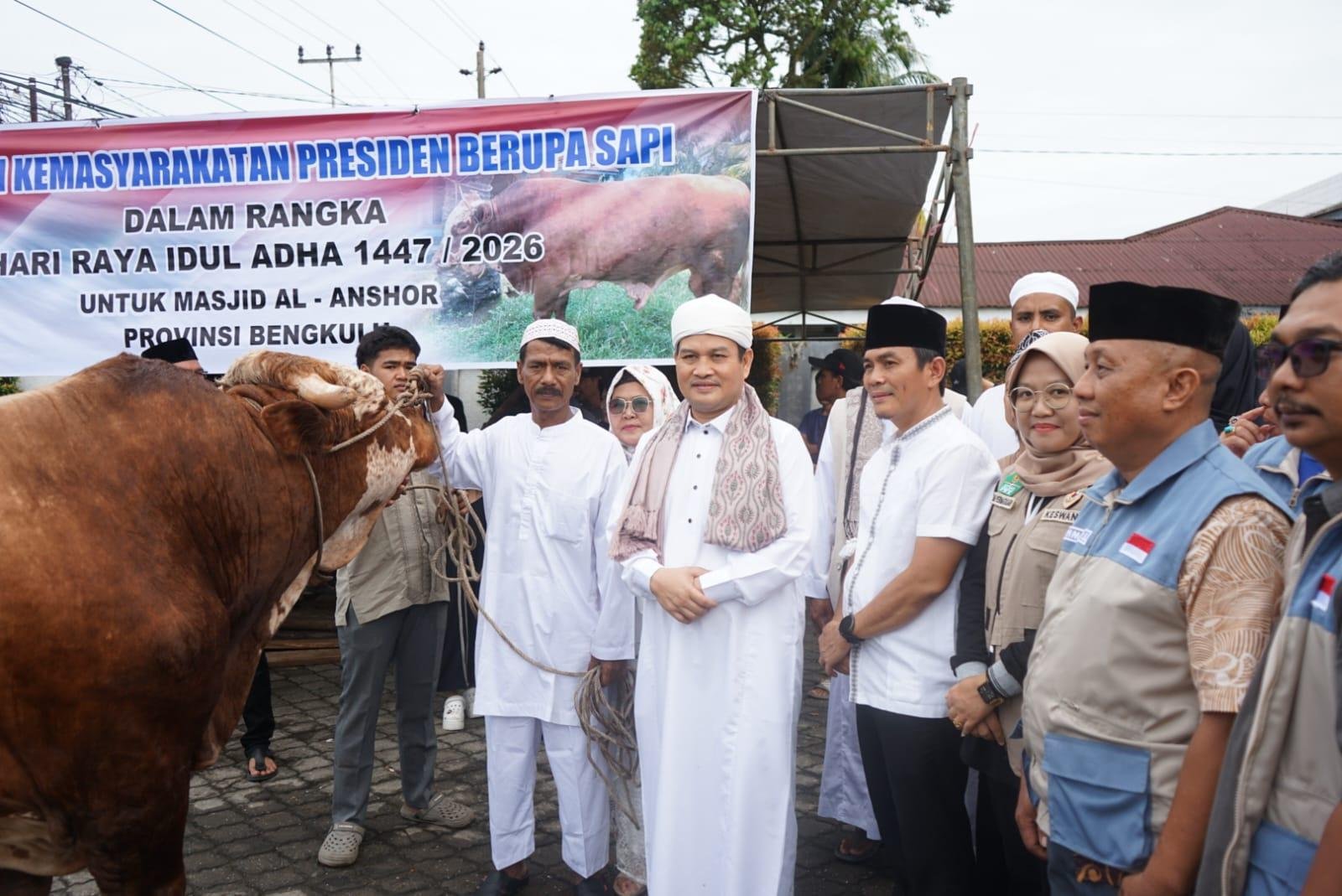 Sekda Bengkulu, Herwan Antoni menyaksikan penyerahan sapi kurban bantuan Presiden RI ke Masjid AL Anshor, Sukarami, Kota Bengkulu.(Foto/MC Bengkulu)