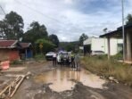 Titik Jalan Rusak Polres Lebong Satlantas Polres Lebong bersama Bina Marga, Dinas PUPR Kabupaten Lebong survei titik jalan rusak di pada ruas jalan provinsi Curup-Muara Aman, khususnya di Kecamatan Rimbo Pengadang dan Lebong Selatan.(Foto/Polres Lebong)
