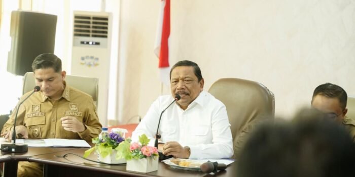 Wagub Bengkulu, Mian dan Plt Bupati Rejang Lebong, Hendri Praja pimpin rapat terbatas bersama dinas instansi terkait peningkatan jalan provinsi di daerah ini.(Foto/Ist)