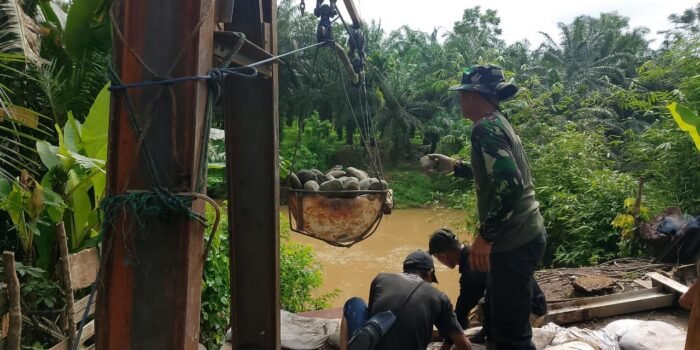 Koramil 423-03 Lais melakukan pendampingan pembangunan jembatan gantung Garuda di Desa Pagaruyung, Kecamatan Batik Nau, Bengkulu Utara.(Foto/Ist)