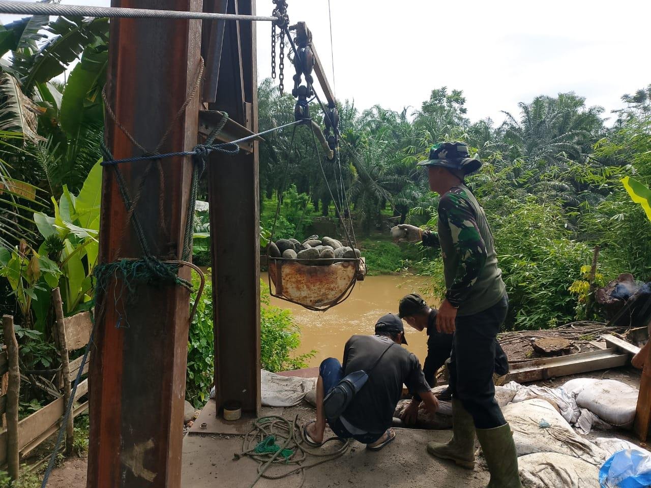 Koramil 423-03 Lais melakukan pendampingan pembangunan jembatan gantung Garuda di Desa Pagaruyung, Kecamatan Batik Nau, Bengkulu Utara.(Foto/Ist)