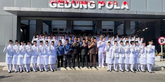 Sebanyak 54 orang anggota Paskibraka Provinsi Bengkulu angkatan 2025, dibubarkan Sekda Herwan Antoni atas nama Gubernur Bengkulu, Helmi Hasan karena tugas mereka telah berakhir.(Foto/MC Bengkulu)