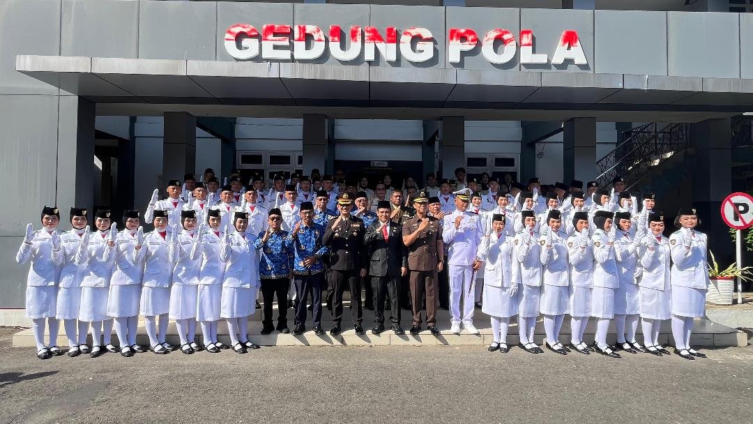 Sebanyak 54 orang anggota Paskibraka Provinsi Bengkulu angkatan 2025, dibubarkan Sekda Herwan Antoni atas nama Gubernur Bengkulu, Helmi Hasan karena tugas mereka telah berakhir.(Foto/MC Bengkulu)