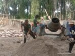 Anggota Babinsa, Koramil Ketahun, Bengkulu Utara ikut melakukan pendampingan dan pengawasan terhadap pembangunan jembatan gantung perintis di Desa Kualalangi.(Foto/Ist)