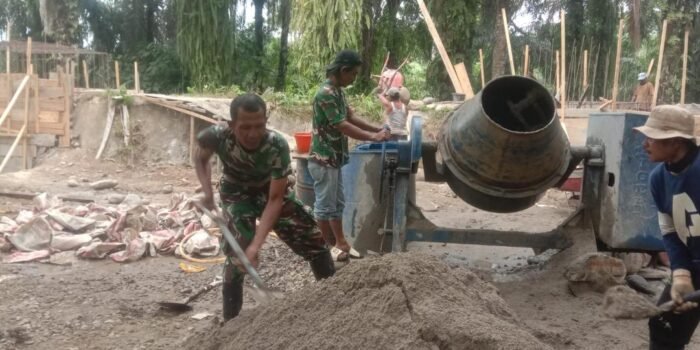 Anggota Babinsa, Koramil Ketahun, Bengkulu Utara ikut melakukan pendampingan dan pengawasan terhadap pembangunan jembatan gantung perintis di Desa Kualalangi.(Foto/Ist)