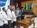 Ketua DPRD Bengkulu, Fepi Suheri menerima hasil pemeriksaan pengelolaan keuangan dari BPK Perwakilan Provinsi Bengkulu.(Foto/MC Bengkulu Tengah)