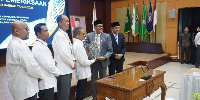 Ketua DPRD Bengkulu, Fepi Suheri menerima hasil pemeriksaan pengelolaan keuangan dari BPK Perwakilan Provinsi Bengkulu.(Foto/MC Bengkulu Tengah)