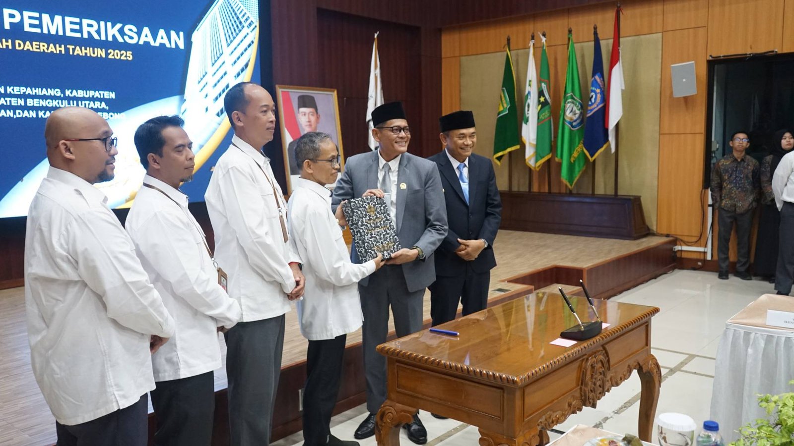 Ketua DPRD Bengkulu, Fepi Suheri menerima hasil pemeriksaan pengelolaan keuangan dari BPK Perwakilan Provinsi Bengkulu.(Foto/MC Bengkulu Tengah)