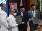 Bupati Bengkulu Tengah, Rachmat Riyanto dan Ketua DPRD setempat, Fepi Suheri (paling kanan) menerima hasil pemeriksaan pengelolaan keuangan tahun 2025 dari BPK-RI Perwakilan Bengkulu. Pemkab Bengkulu Tengah kembali meraih Opini WTP ketujuh kali pada tahun 2026.(Foto/MC Pemkab Benteng)