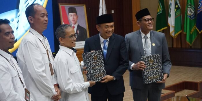 Bupati Bengkulu Tengah, Rachmat Riyanto dan Ketua DPRD setempat, Fepi Suheri (paling kanan) menerima hasil pemeriksaan pengelolaan keuangan tahun 2025 dari BPK-RI Perwakilan Bengkulu. Pemkab Bengkulu Tengah kembali meraih Opini WTP ketujuh kali pada tahun 2026.(Foto/MC Pemkab Benteng)