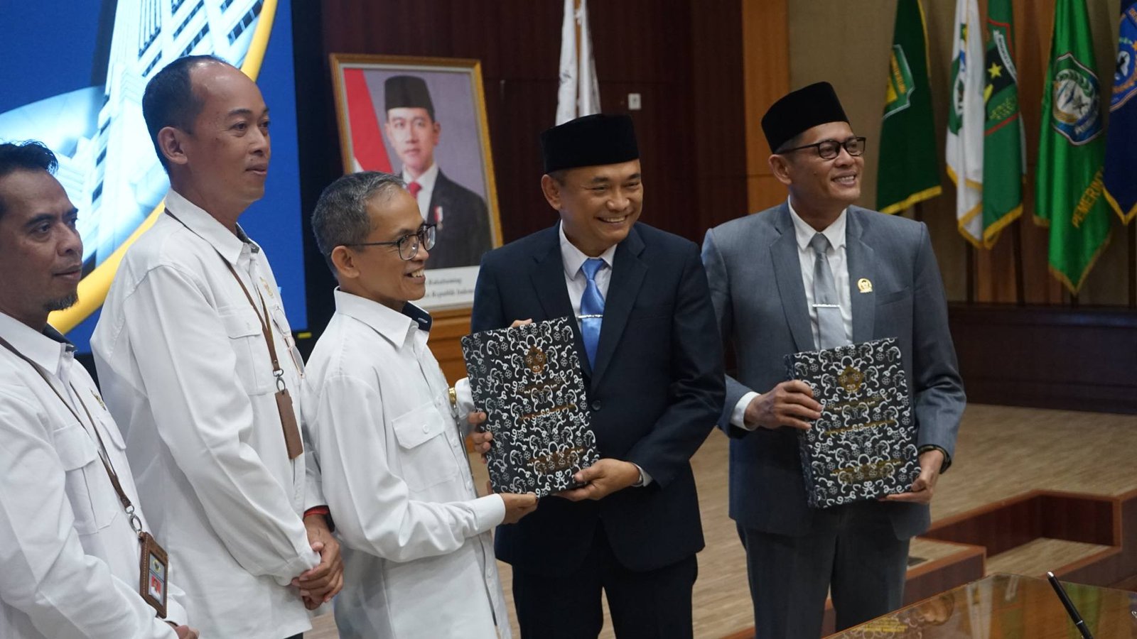 Bupati Bengkulu Tengah, Rachmat Riyanto dan Ketua DPRD setempat, Fepi Suheri (paling kanan) menerima hasil pemeriksaan pengelolaan keuangan tahun 2025 dari BPK-RI Perwakilan Bengkulu. Pemkab Bengkulu Tengah kembali meraih Opini WTP ketujuh kali pada tahun 2026.(Foto/MC Pemkab Benteng)