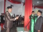 Ketua DPRD Bengkulu Tengah, Fepi Suheri melantik dan mengambil sumpah Zenrodi sebagai anggota DPRD PAW menggantikan ST Muchlis dalam rapat paripurna DPRD Benteng, Senin 8 Juni 2026.(Foto/MC Pemkab Benteng)