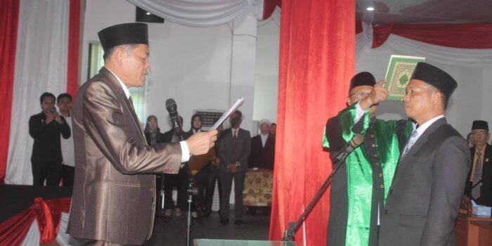 Ketua DPRD Bengkulu Tengah, Fepi Suheri melantik dan mengambil sumpah Zenrodi sebagai anggota DPRD PAW menggantikan ST Muchlis dalam rapat paripurna DPRD Benteng, Senin 8 Juni 2026.(Foto/MC Pemkab Benteng)
