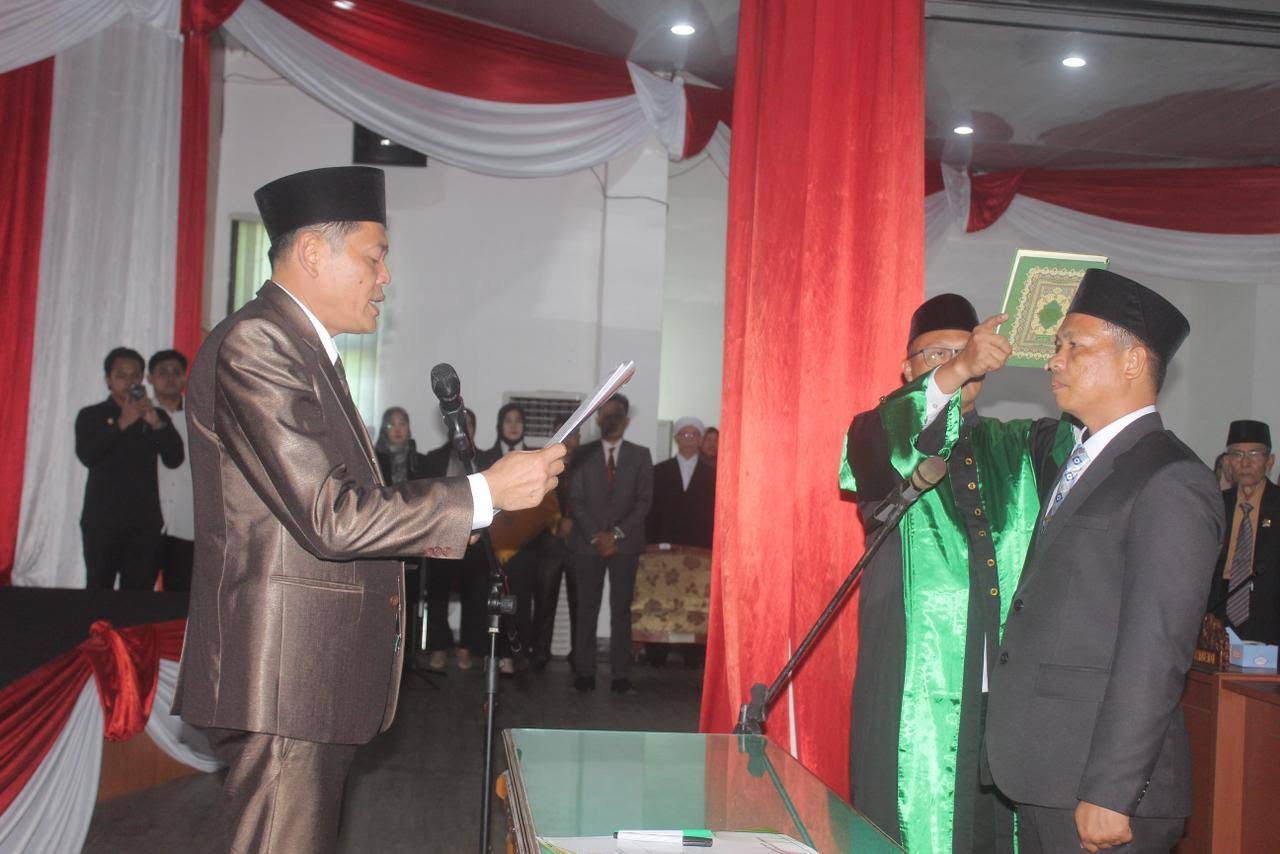 Ketua DPRD Bengkulu Tengah, Fepi Suheri melantik dan mengambil sumpah Zenrodi sebagai anggota DPRD PAW menggantikan ST Muchlis dalam rapat paripurna DPRD Benteng, Senin 8 Juni 2026.(Foto/MC Pemkab Benteng)