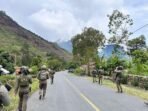 Patroli Jalan Kaki Personel Satgas Ops Damai Cartenz melakukan patroli jalan kaku untuk memperkuat keamanan dan mendekatkan diri dengan warga Intan Jaya.(Foto/Ist)