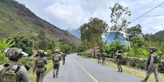 Personel Satgas Ops Damai Cartenz melakukan patroli jalan kaku untuk memperkuat keamanan dan mendekatkan diri dengan warga Intan Jaya.(Foto/Ist)