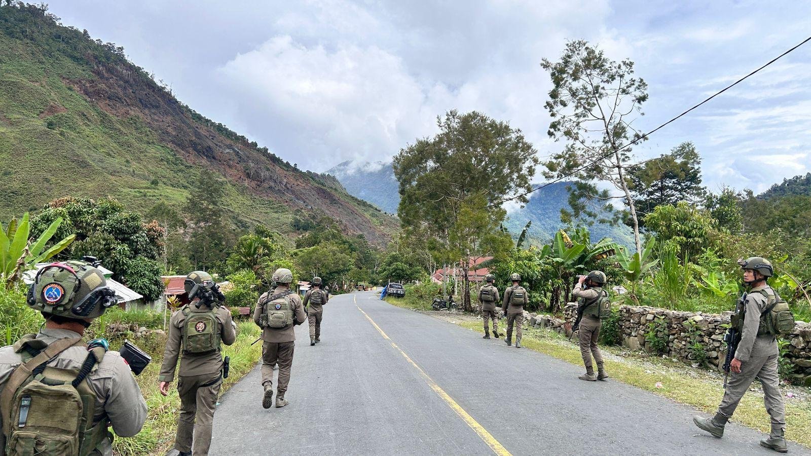 Patroli Jalan Kaki Personel Satgas Ops Damai Cartenz melakukan patroli jalan kaku untuk memperkuat keamanan dan mendekatkan diri dengan warga Intan Jaya.(Foto/Ist)