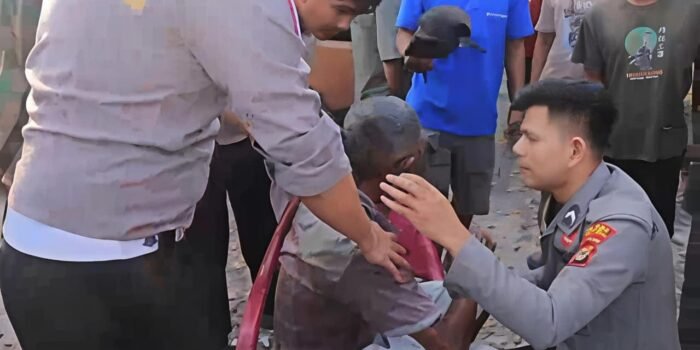 Anggota Polisi berhasil menghentikan kendaraan rem blong di kawasan Tulang Bawang, Lampung sehingga tidak menimbulkan korban jiwa di masyarakat.(Foto/Ist)