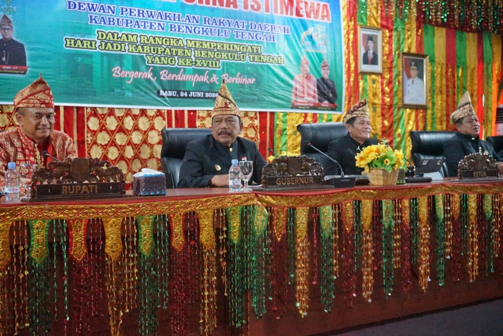 Ketua DPRD Bengkulu Tengah, Fepi Suheri (ketiga dari kiri) memimpin rapat istimewa dengan acara tunggal memperingati HUT ke-18 Kabupaten Benteng tahun 2026.(Foto/Ist)