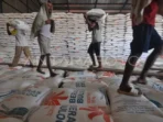 Stok beras Bulog cukup melimpah di gudang.(Foto/Ist)