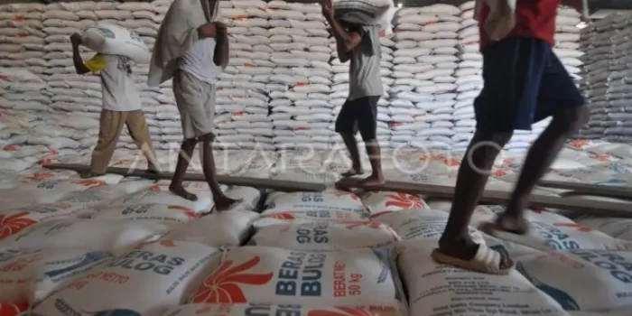 Stok beras Bulog cukup melimpah di gudang.(Foto/Ist)