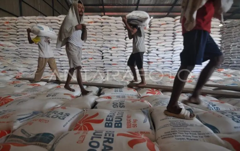 Stok beras Bulog cukup melimpah di gudang.(Foto/Ist)
