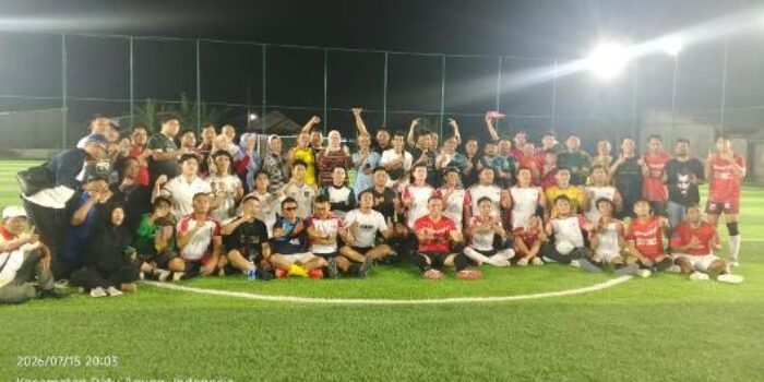 Sejumlah wartawan dan pegawai OJK Bengkulu menggelar main mini soccer dalam rangka mempererat silaturahmi dan memperkuat sinergi.(Foto/Ist)