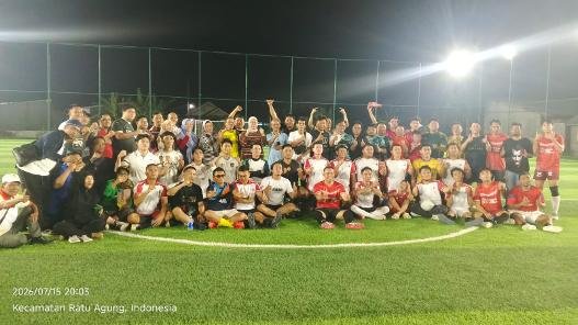 Sejumlah wartawan dan pegawai OJK Bengkulu menggelar main mini soccer dalam rangka mempererat silaturahmi dan memperkuat sinergi.(Foto/Ist)