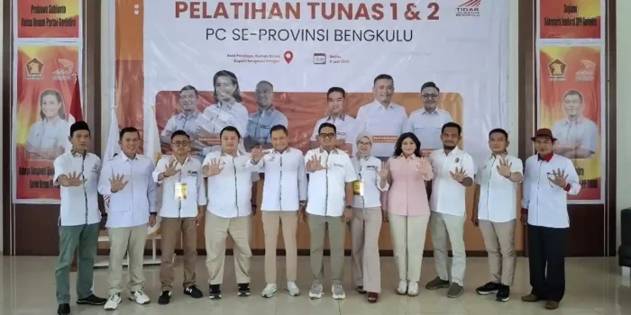 Ketua Dewan Pembina Tidar Prvinsi Bengkulu, Rachmat Riyanto foto berrsama pengurus Tidar Bengkulu Tengah usai membuka pelatihan Tunas 1 dan 2, diikuti kader Tidar 10 kabupaten dan kota di Bengkulu.(Foto/MC Benteng)