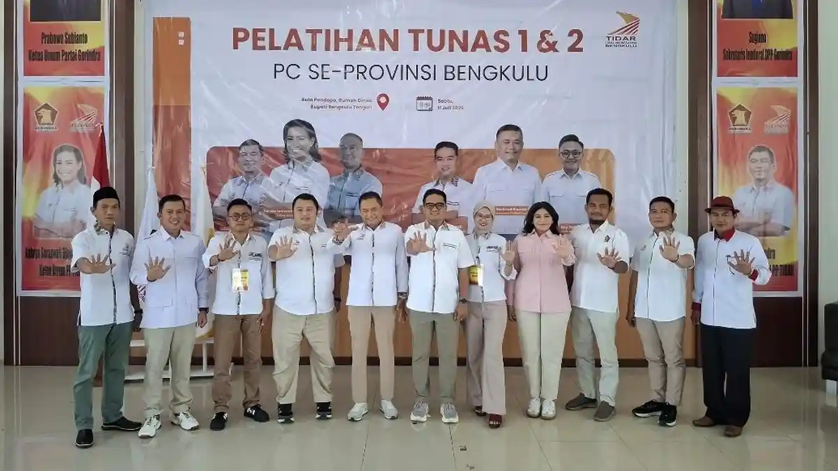 Ketua Dewan Pembina Tidar Prvinsi Bengkulu, Rachmat Riyanto foto berrsama pengurus Tidar Bengkulu Tengah usai membuka pelatihan Tunas 1 dan 2, diikuti kader Tidar 10 kabupaten dan kota di Bengkulu.(Foto/MC Benteng)