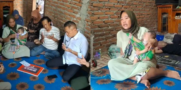 Bupati Bengkulu Tengah, Rachmat Riyanto kunjungi rumah bayi usia 5 bulan yang menderita kelainan jantung dan segera menjalani operasi di RS Jantung Harapan Kita Jakarta.(Foto/MC Benteng)