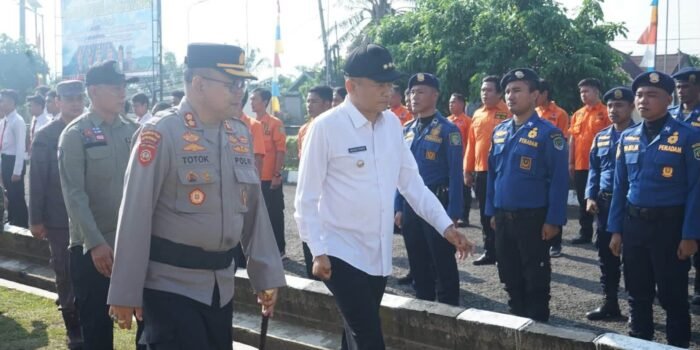 Bupati Bengkulu Tengah, Rachmat Riyanto bersama Kapolres melakukan pemeriksaan barisan pada Apel Kesiapsiagaan menghadapi Karhutla dan dampak El Nino di wilayah ini.(Foto/MC Benteng)