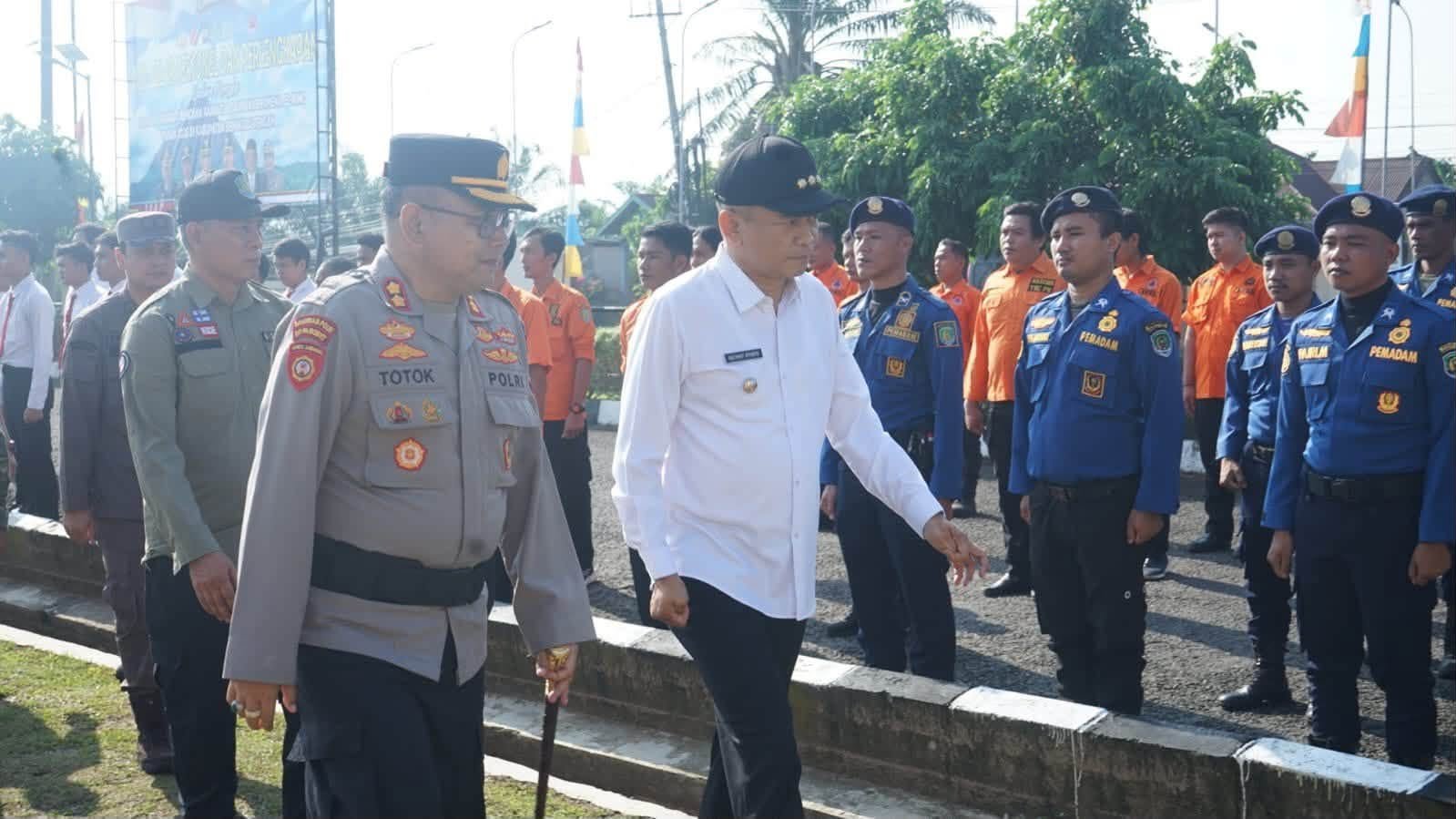 Bupati dan Kapolres Periksa Barisan Apel Karhutlah Bupati Bengkulu Tengah, Rachmat Riyanto bersama Kapolres melakukan pemeriksaan barisan pada Apel Kesiapsiagaan menghadapi Karhutla dan dampak El Nino di wilayah ini.(Foto/MC Benteng)