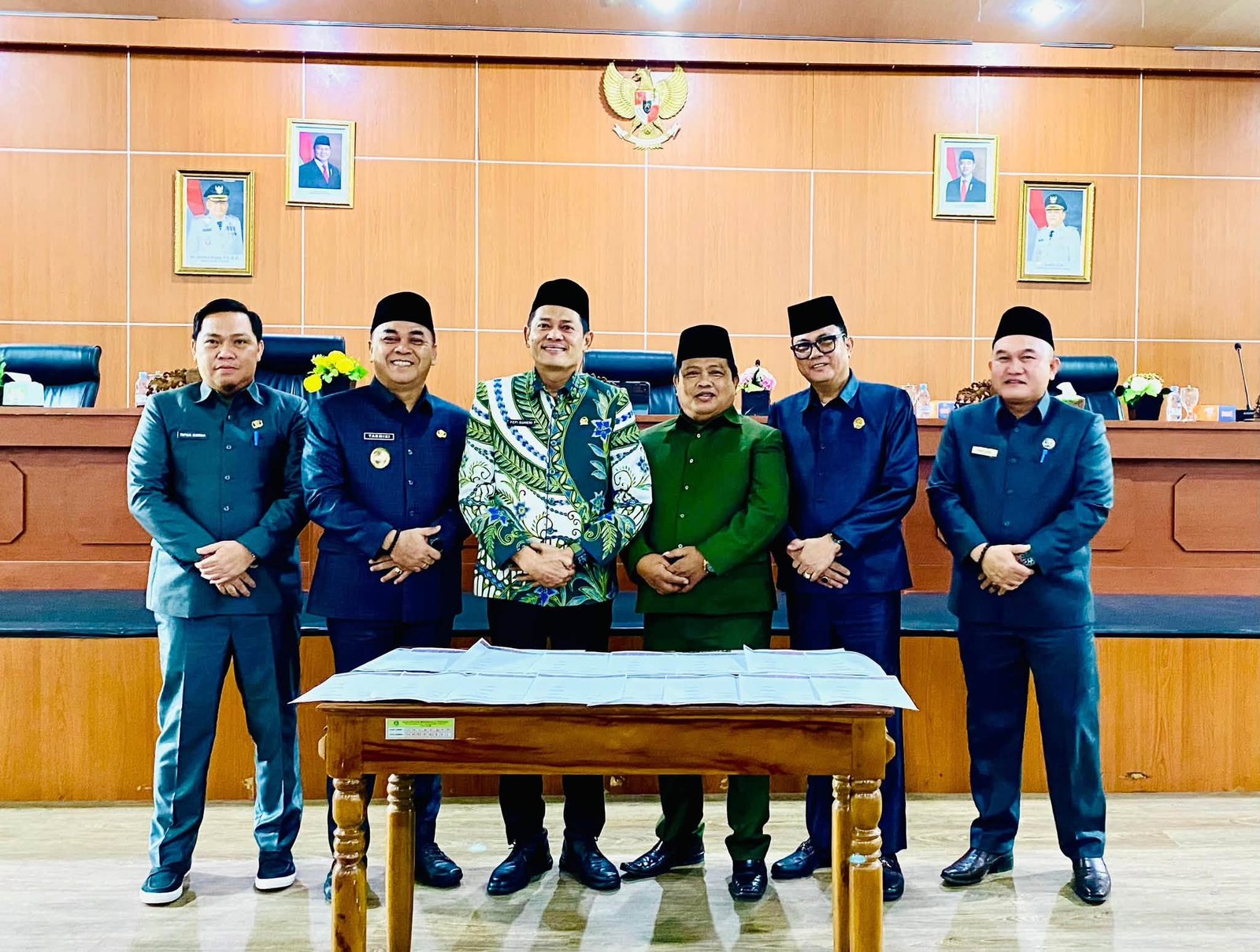 DPRD Benteng Sahkan KUA PPS Wabup Benteng, Tarmizi dan Ketua DPRD, Fepi Suheri bersama unsur pimpinan DPRD setempat foto bersama usai rapat paripurna pengesahan KUA PPAS APBD-2027 dan APBD 2027.(Foto/MC)