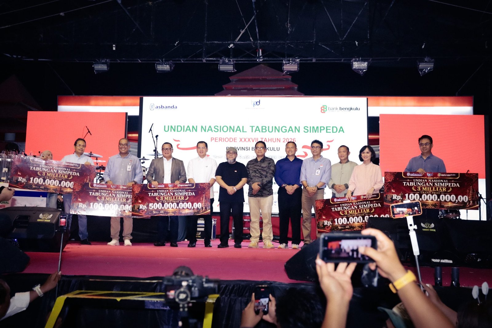 Asosiasi Bank Pembangunan Daerah (Asbanda) bersama Bank Bengkulu menggelar malam puncak Penarikan Undian Nasional Tabungan Simpeda Tahun XXXVII-2026, di Halaman Kantor Gubernur Bengkulu, Jumat (21/8/2026).