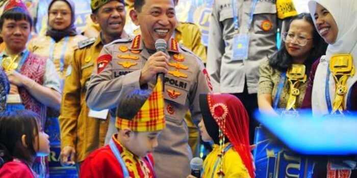 Kapolri Jendral Polisi Listyo Sigit Prabowo saat berinteraksi dengan anak-anak di Jakarta.(Foto/Ist)